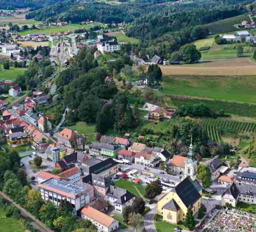 Bild enthält, Outdoors, Nature, Architecture, Building, Countryside, Rural, Village, Aerial View