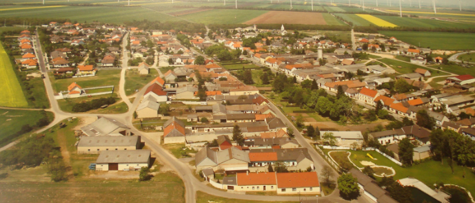 Bild enthält, Neighborhood, Suburb, Outdoors, Building, Windmill, Nature, Aerial View, Housing