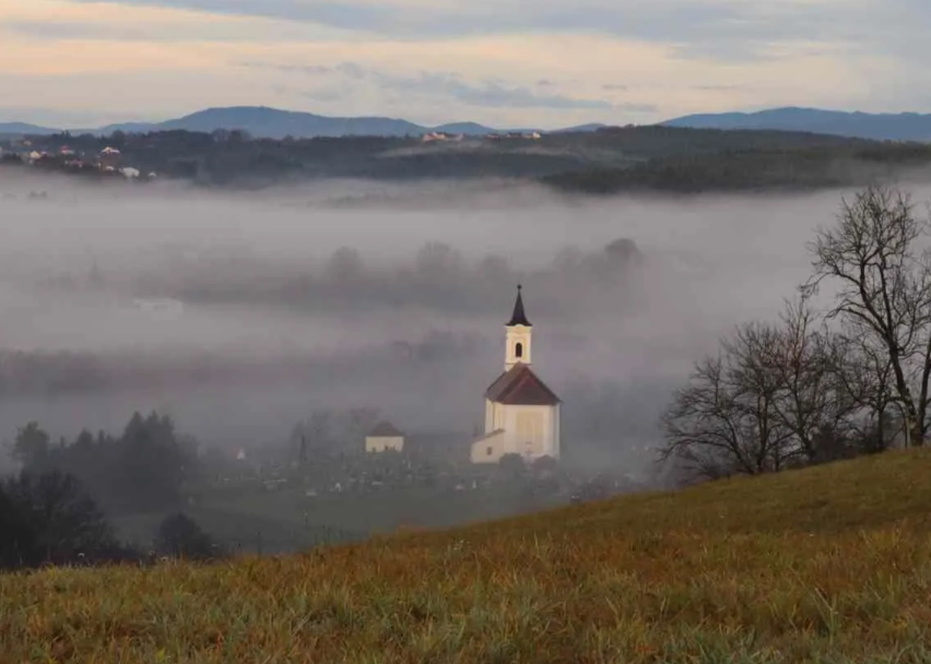 Bild enthält, Outdoors, Nature, Scenery, Land, Tree, Vegetation, Woodland, Weather, Countryside, Landscape