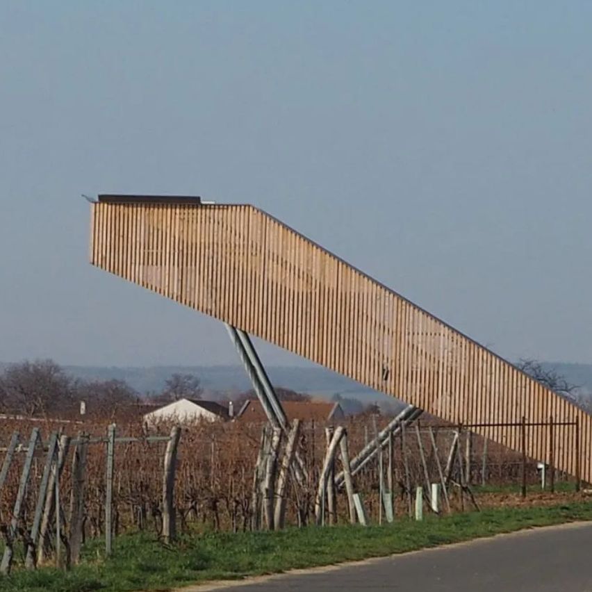 Bild enthält, City, Spire, Clock Tower, Road, Street, Outdoors, Shelter, Grass, Path, Bell Tower