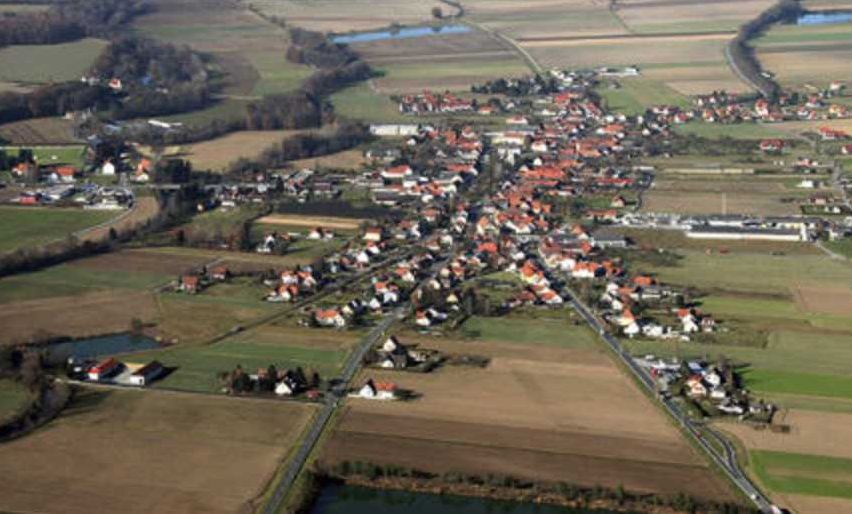 Bild enthält, Outdoors, Nature, Countryside, Rural, Aerial View, Farm, Airport
