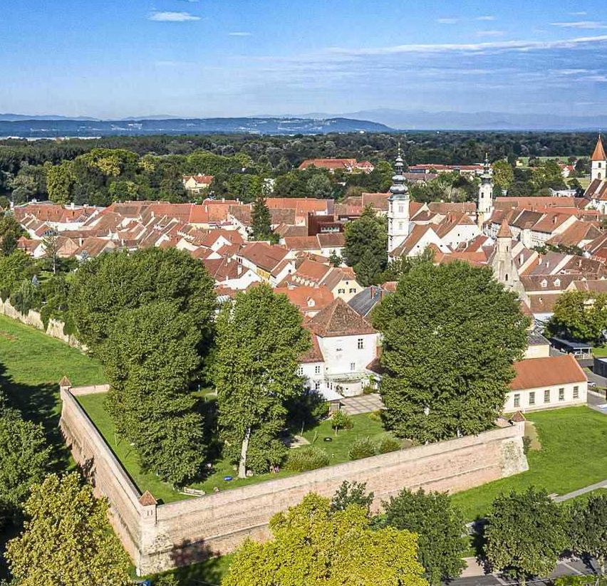 Bild enthält, Building, Cityscape, Urban, Outdoors, Suburb, Nature, Countryside, Rural, Village, Housing