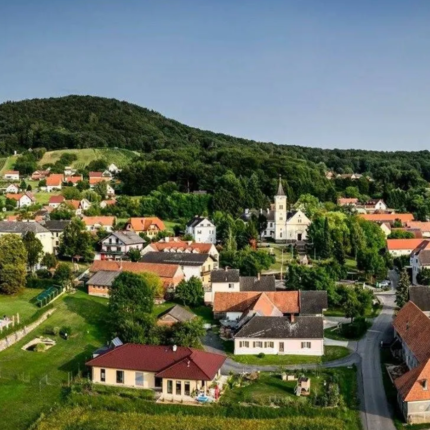 Bild enthält, Outdoors, Nature, Countryside, Rural, Architecture, Building, Village, Suburb
