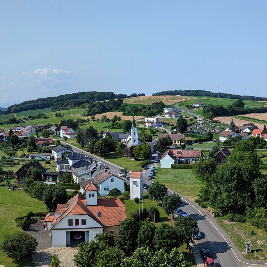 Bild enthält, Outdoors, Nature, Countryside, Rural, Village, Suburb, Architecture, Building, Car
