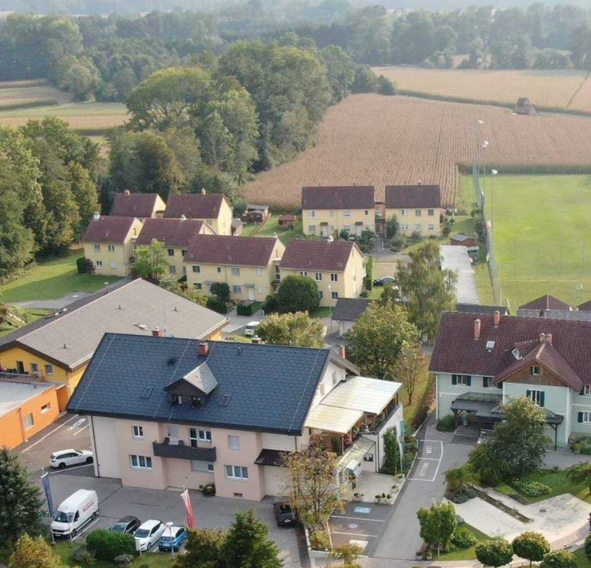 Bild enthält, Architecture, Building, Outdoors, Housing, Aerial View, House, Driveway, Car, Vehicle, Suburb