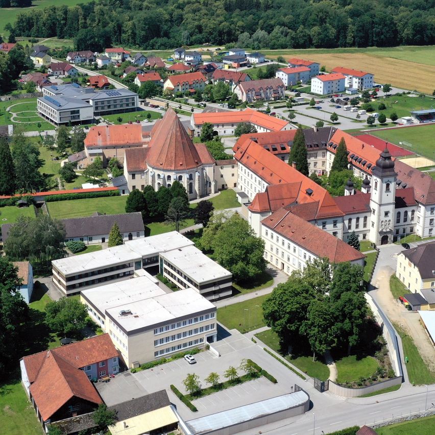 Bild enthält, Outdoors, Architecture, Building, Road, Aerial View, Housing, Suburb, House, Driveway