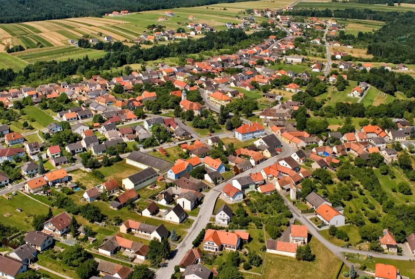 Bild enthält, Outdoors, Suburb, Nature, Building, Countryside, Rural, Cityscape, Village