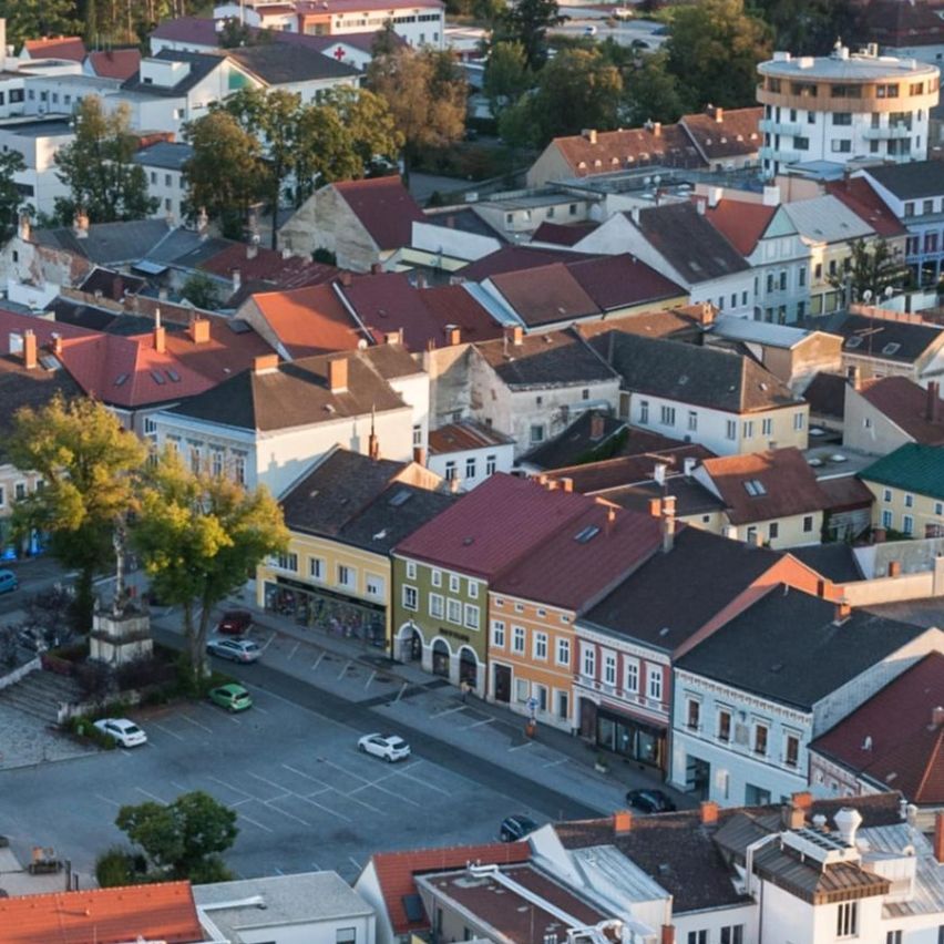 Bild enthält, Building, Cityscape, Urban, City, Outdoors, Neighborhood, Tower, Road, Suburb, Windmill