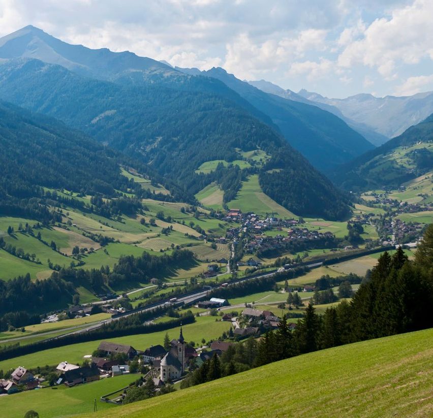 Bild enthält, Slope, Nature, Outdoors, Scenery, Grass, Mountain, Landscape, Valley, Mountain Range, Countryside