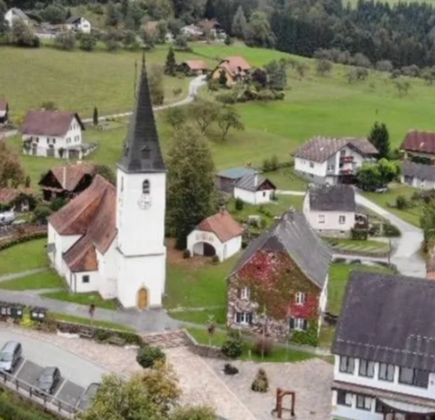 Bild enthält, Outdoors, Building, Housing, Driveway, House, Aerial View, Nature, Countryside