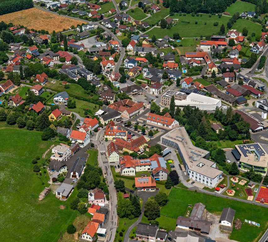 Bild enthält, Outdoors, Building, Road, Cityscape, Urban, Neighborhood, City, Suburb, Aerial View, Housing