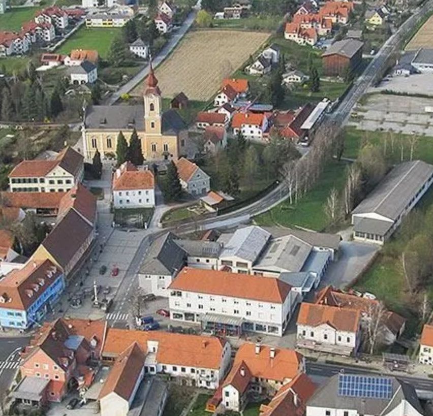 Bild enthält, Building, Road, Outdoors, Cityscape, Urban, Suburb, City, Neighborhood, Aerial View