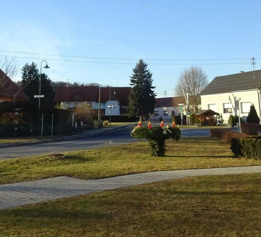 Bild enthält, Neighborhood, Suburb, Person