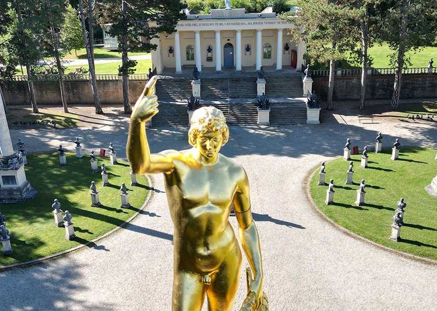 Bild enthält, Person, Housing, Outdoors, Grass, Park, House, Head, Face