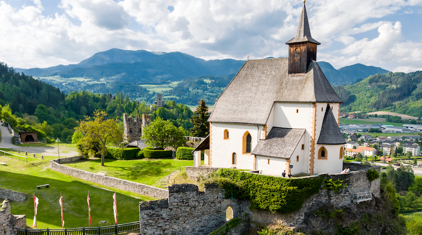 Bild enthält, Architecture, Building, Spire, Grass, Outdoors, Nature, Fortress, Scenery, Housing, Countryside
