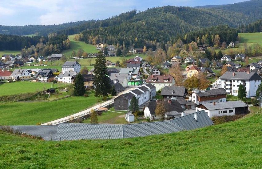 Bild enthält, Outdoors, Nature, Countryside, Rural, Architecture, Building, Village, Suburb