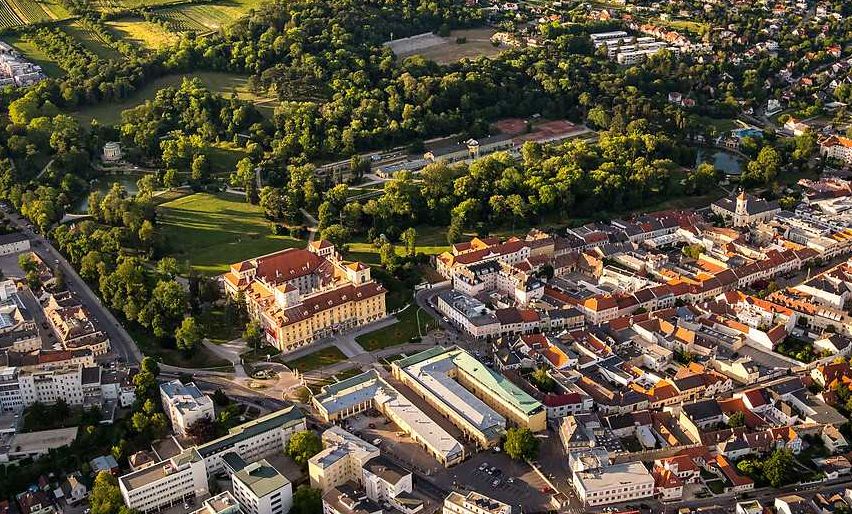 Bild enthält, Building, Cityscape, Urban, Outdoors, City, Nature, Aerial View, Suburb, Neighborhood