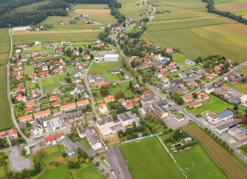 Bild enthält, Outdoors, Nature, Countryside, Rural, Farm, Aerial View, Architecture, Building