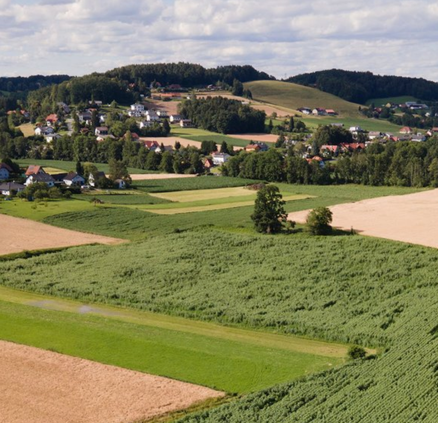 Bild enthält, Outdoors, Nature, Countryside, Rural, Farm, Architecture, Building, Aerial View