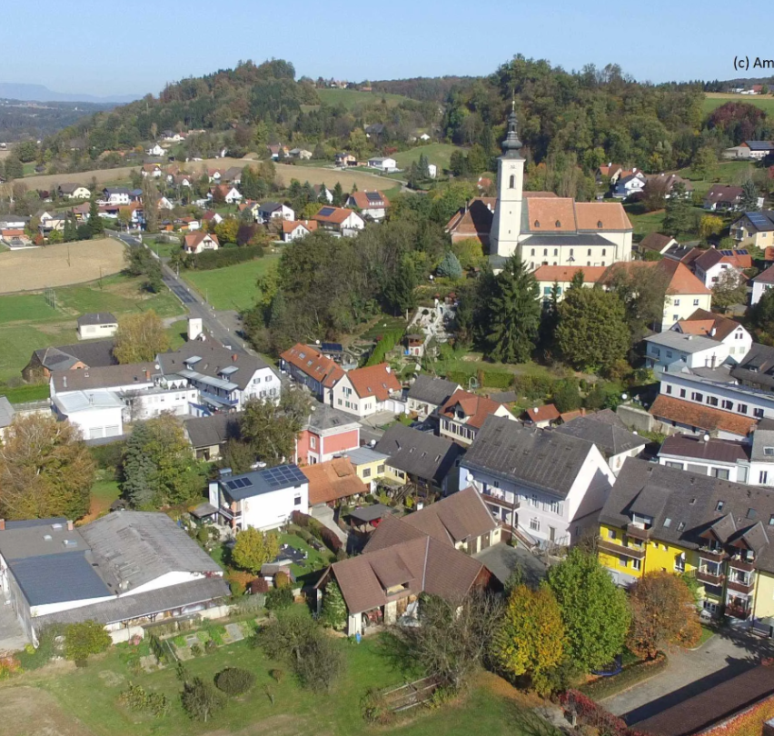 Bild enthält, Outdoors, Building, Nature, Countryside, Rural, Village, Housing, Suburb, Aerial View, House