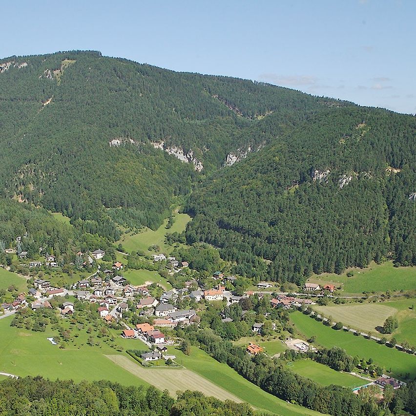Bild enthält, Outdoors, Nature, Countryside, Hill, Grass, Plant, Field, Aerial View