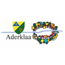 Das Aderklaa-Emblem zeigt einen Schild mit einem blauen Dreieck und einem Kreuz, vor einem gelben und grünen Hintergrund. Es enthält Weizen und eine Kirche.