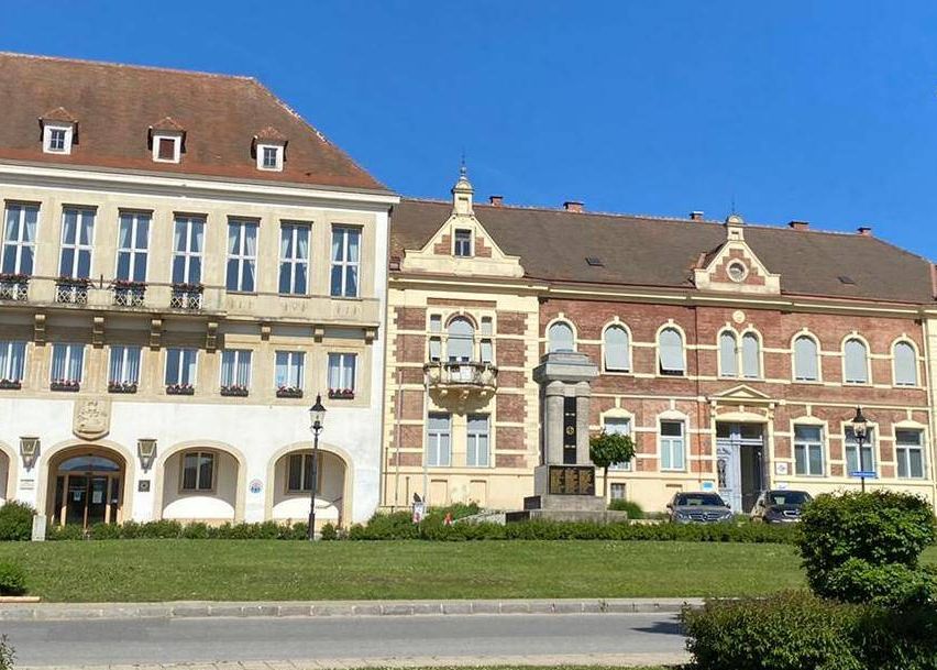 Bild enthält, Architecture, Building, Housing, House, Manor, Car, Transportation, Vehicle