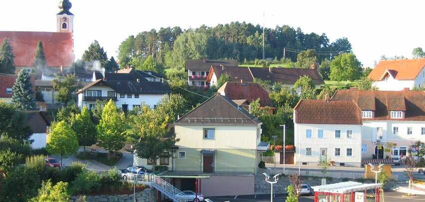 Bild enthält, Neighborhood, City, Outdoors, Building, Suburb, Nature, Car, Countryside, Village, Urban