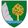 Ein grüner Schild mit einem gelben Baum auf einem blauen Fluss und einem grauen Berg auf der linken Seite.