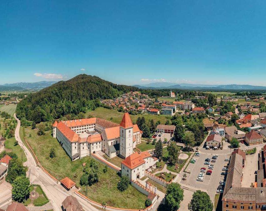 Bild enthält, Building, Cityscape, Urban, Outdoors, Landscape, Nature, Panoramic, Scenery, Neighborhood, Countryside