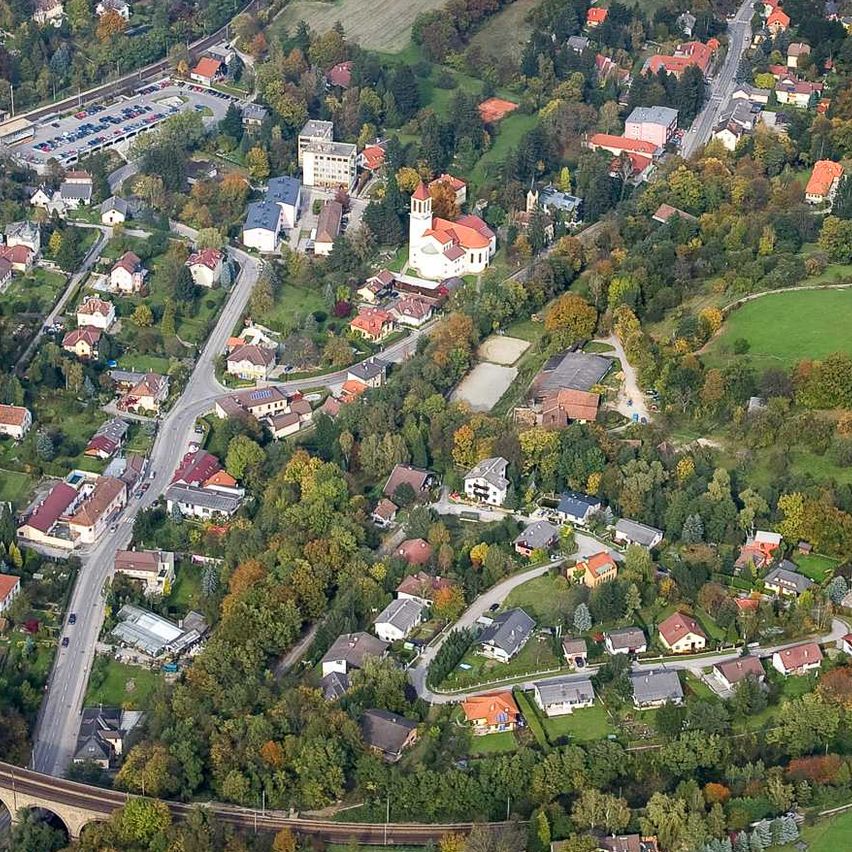 Bild enthält, Road, Outdoors, Cityscape, Urban, Vegetation, Aerial View, Nature, Woodland, Suburb, Park