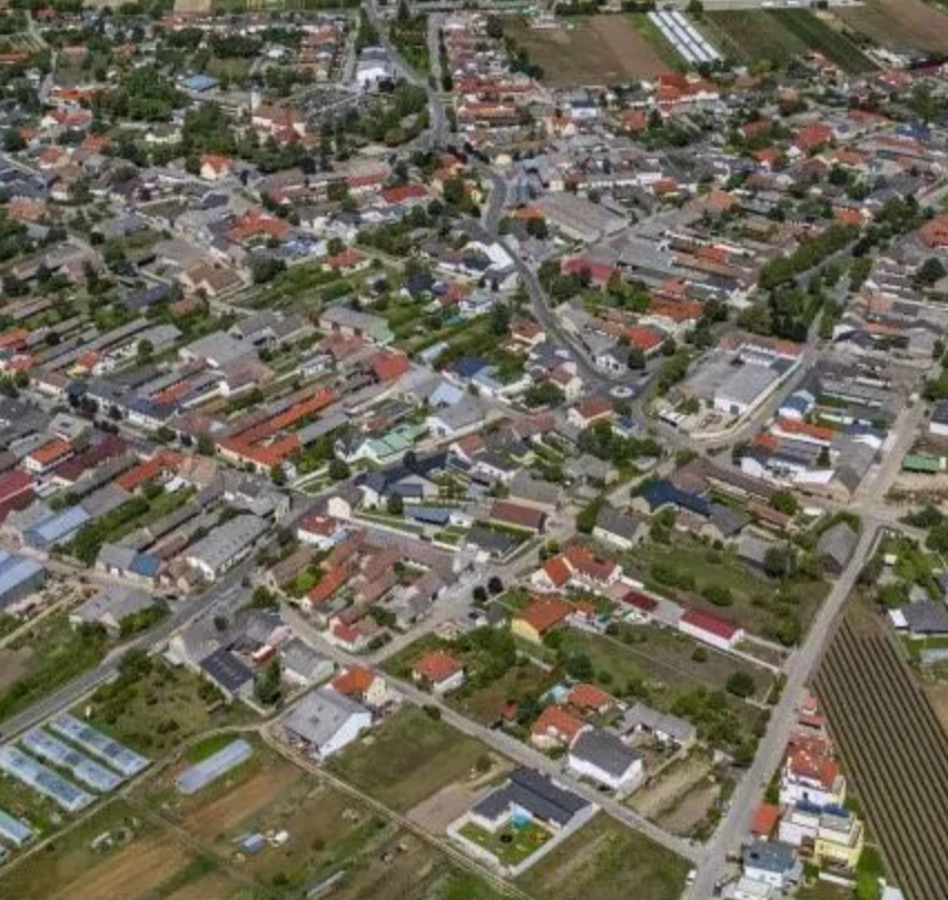 Bild enthält, Outdoors, Nature, Aerial View, Countryside, Rural, Building, Cityscape, Farm, Water