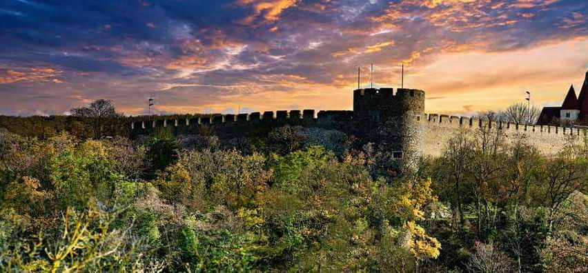 Bild enthält, Architecture, Building, Castle, Fortress, Nature, Outdoors, Scenery, Landscape