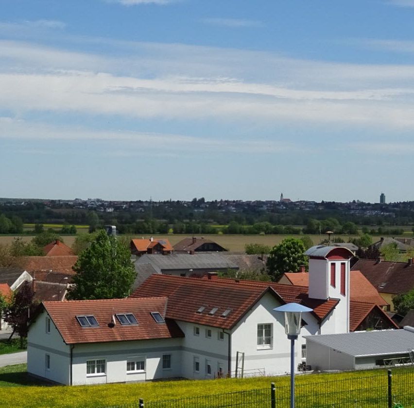 Bild enthält, Neighborhood, Outdoors, Nature, Grass, Building, Shelter, Countryside, Housing, Rural, Bench
