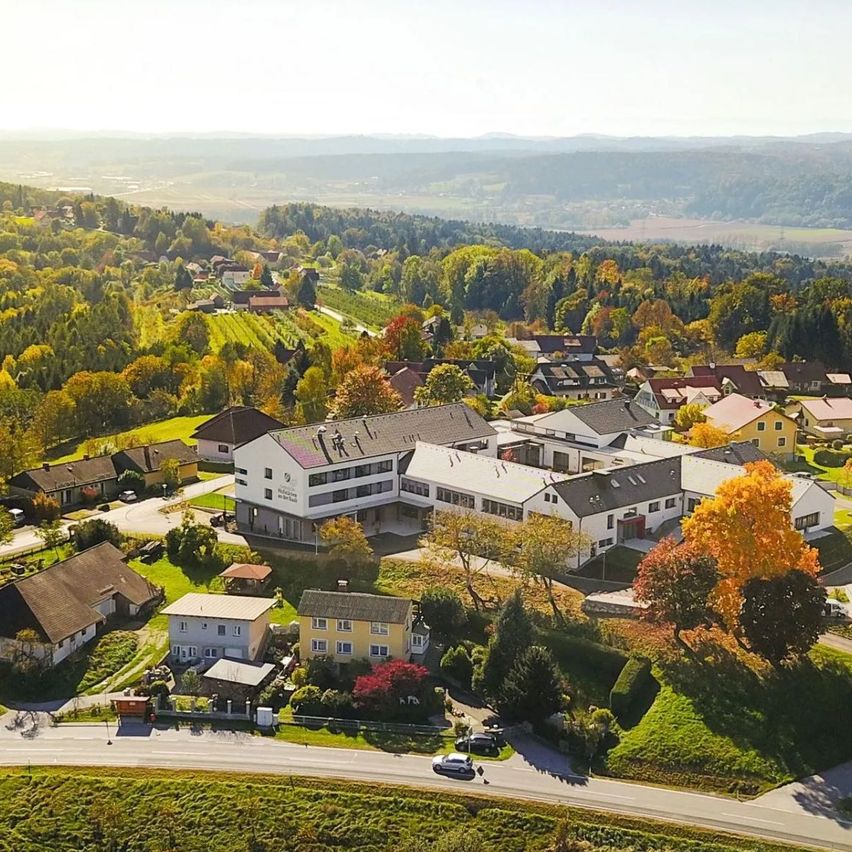 Bild enthält, Outdoors, Building, Housing, Aerial View, Nature, House, Suburb, Countryside, Driveway