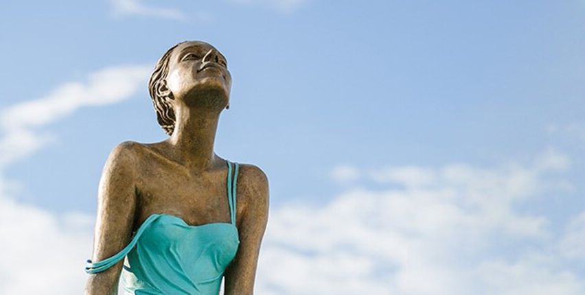 Bild enthält, Person, Walking, Nature, Outdoors, Sky, Azure Sky, Clothing, Swimwear, Head, Face