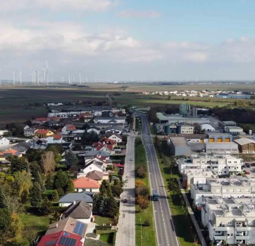 Bild enthält, Building, Cityscape, Urban, Road, Outdoors, Suburb, Windmill, Aerial View, Horizon, Nature