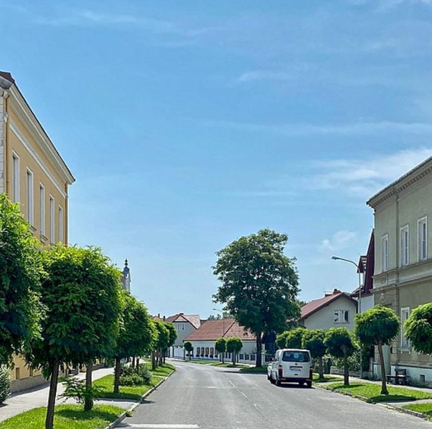 Bild enthält, Suburb, Building, Housing, Car, Vehicle, House, Neighborhood, Cityscape, Urban