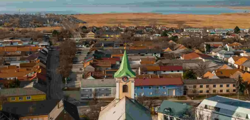 Bild enthält, Building, Cityscape, Urban, Monastery, Outdoors, Sky, Spire, City, Neighborhood, Horizon