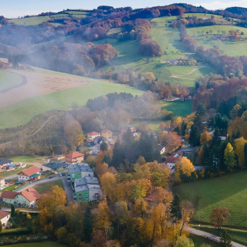 Bild enthält, Outdoors, Nature, Landscape, Scenery, Grass, Countryside, Building, Tree, Vegetation, Grassland
