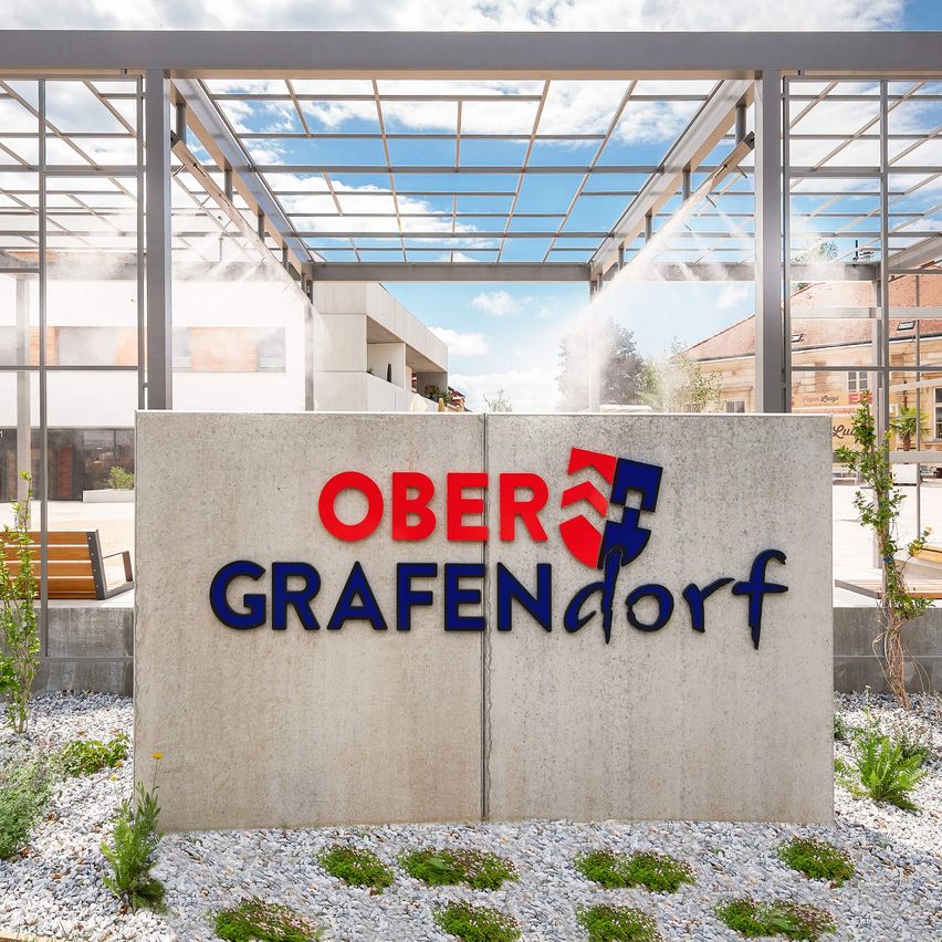 Bild enthält, Garden, Nature, Outdoors, Porch, Gardening, Shelter, Patio, Grass, Pergola, Office Building