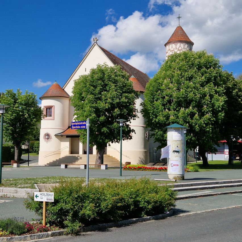 Bild enthält, Neighborhood, Intersection, Road, City, Cloud, Cumulus, Tree, Building, Clock Tower, Tarmac