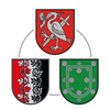 Drei heraldische Schilde mit unterschiedlichen Designs und Farben: ein roter Schild mit einem Vogel, der einen Fisch und ein Schwert hält, ein rot-schwarzer Schild mit ineinander verschlungenen Weinranken und ein grüner Schild mit Tannenzapfen und Blättern.