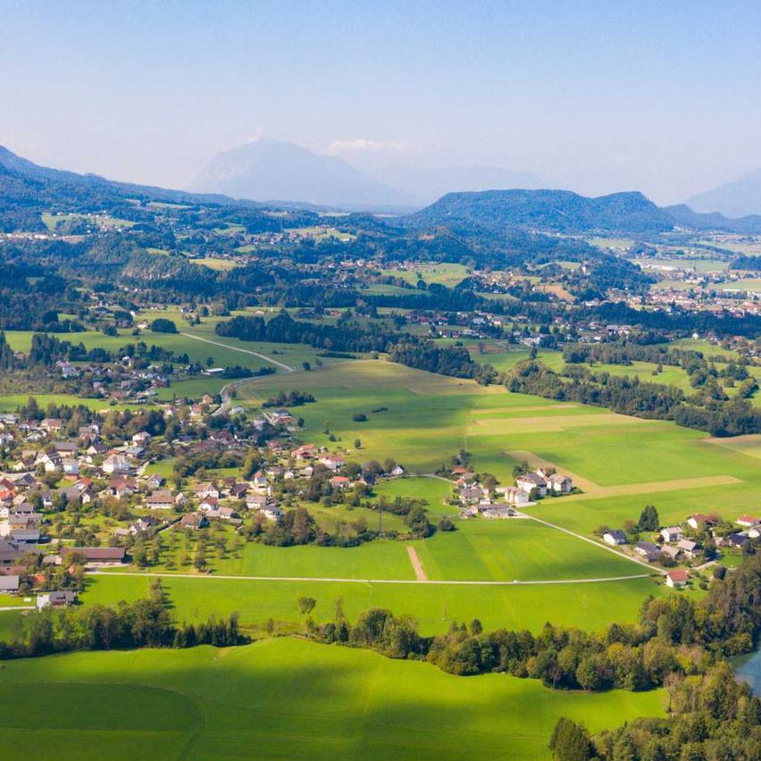 Bild enthält, Outdoors, Nature, Landscape, Scenery, Grass, Vegetation, Woodland, Lake, Water, Countryside