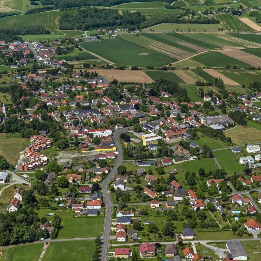 Bild enthält, Outdoors, Nature, Countryside, Rural, Building, Aerial View, Suburb, Person