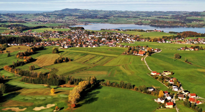 Bild enthält, Field, Outdoors, Nature, Scenery, Grass, Landscape, Countryside, Golf Course, Aerial View