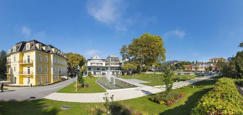 Bild enthält, Grass, Nature, Outdoors, Park, Scenery, City, Building, Campus, Neighborhood, Person