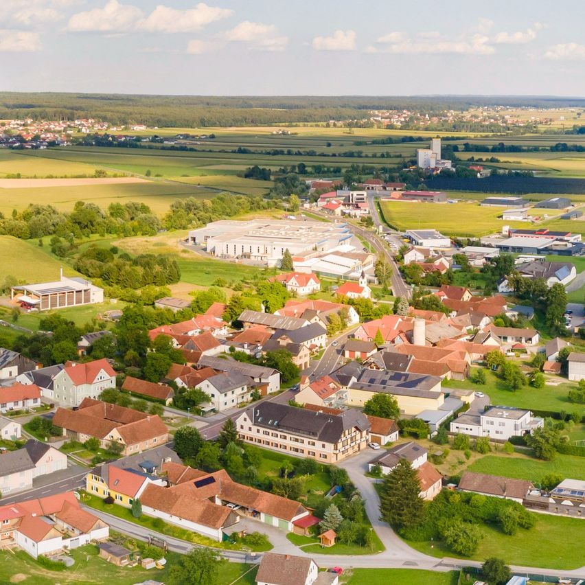 Bild enthält, Outdoors, Nature, Countryside, Architecture, Building, Rural, Suburb, Village, Aerial View
