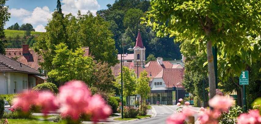 Bild enthält, Neighborhood, Nature, Outdoors, Scenery, Suburb, City, Countryside, Rural, Village, Car