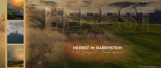 Herbstliche Landschaft in Rabenstein mit nebligen Bergen und lebhaften Feldern. Der Textüberlagerung lautet 'Herbst in Rabenstein'.